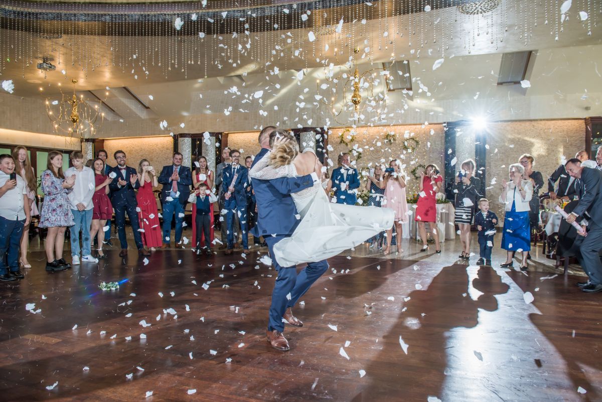 wesele pierwszy taniec konfetti