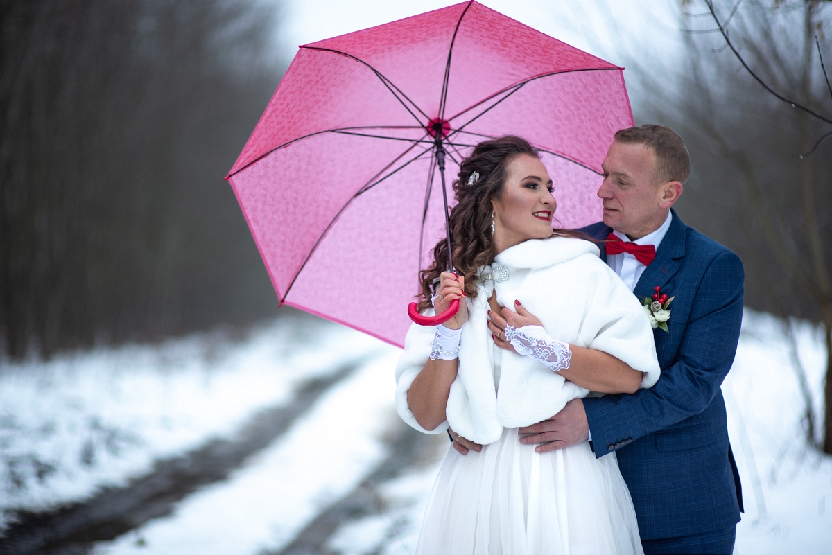 sesja ślubna zima parasol